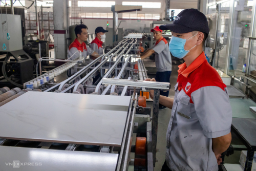 Công nhân làm việc tại nhà máy gạch của Đồng Tâm tại Long An, tháng 3/2025. Ảnh: Thành Nguyễn