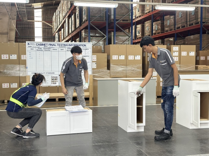 Công nhân tại khu vực kiểm tra thành phẩm trong xưởng tủ bếp xuất khẩu của TEKCOM ngày 7/11. Ảnh: Viễn Thông